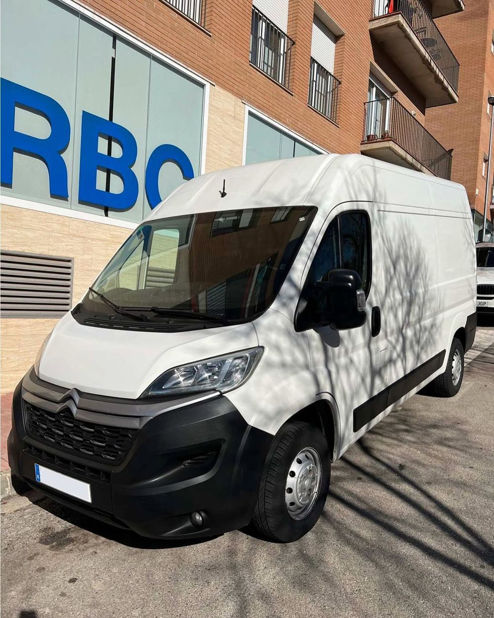 Furgoneta Citroën blanca