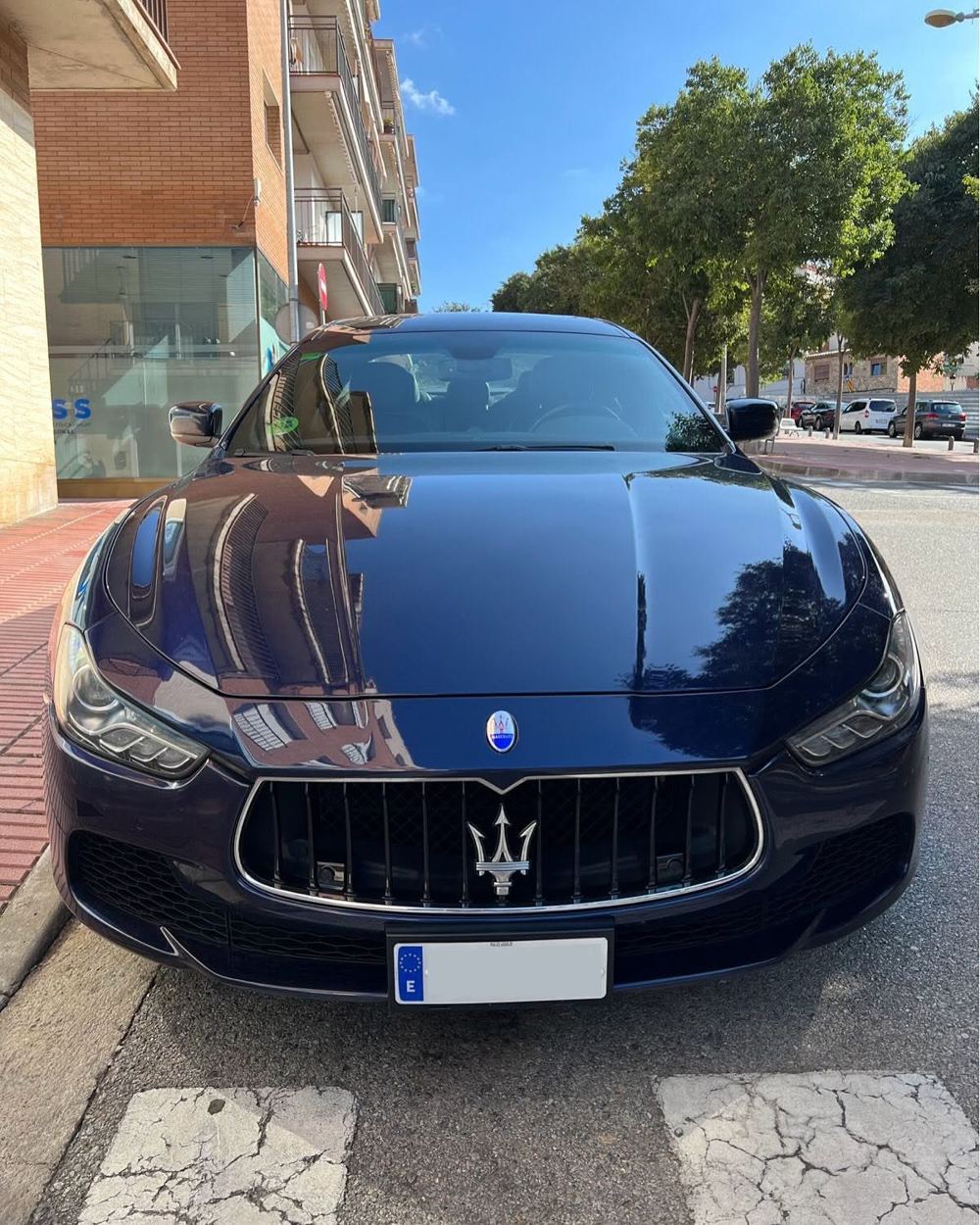 Maserati Ghibli azul visto de frente