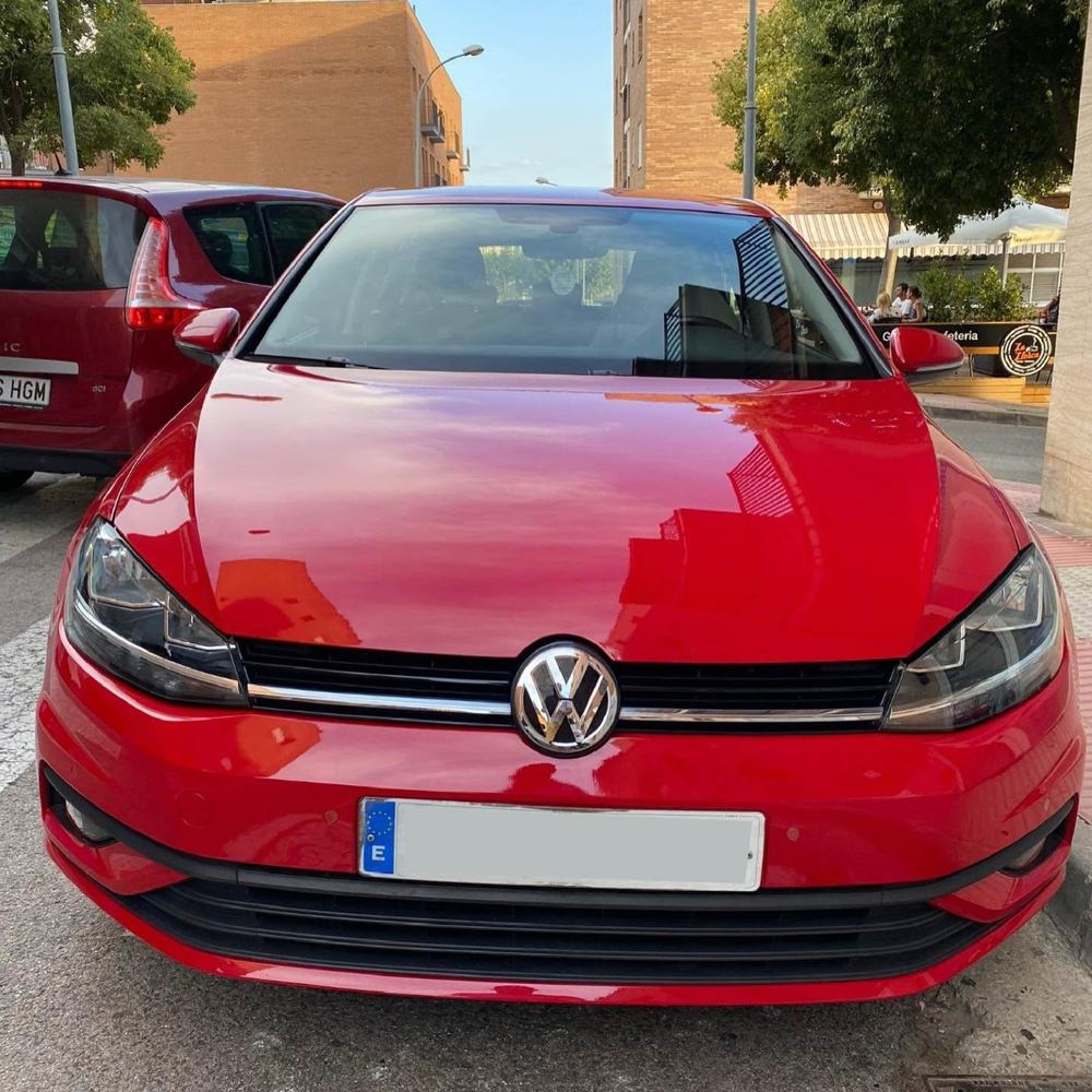 Volkswagen Golf rojo